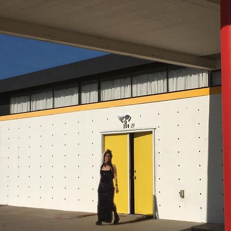 Space Castle: A 1950S Gas Station Transformed Into An Art Themed Wonderland Трут-ор-Консекуэнсес Экстерьер фото