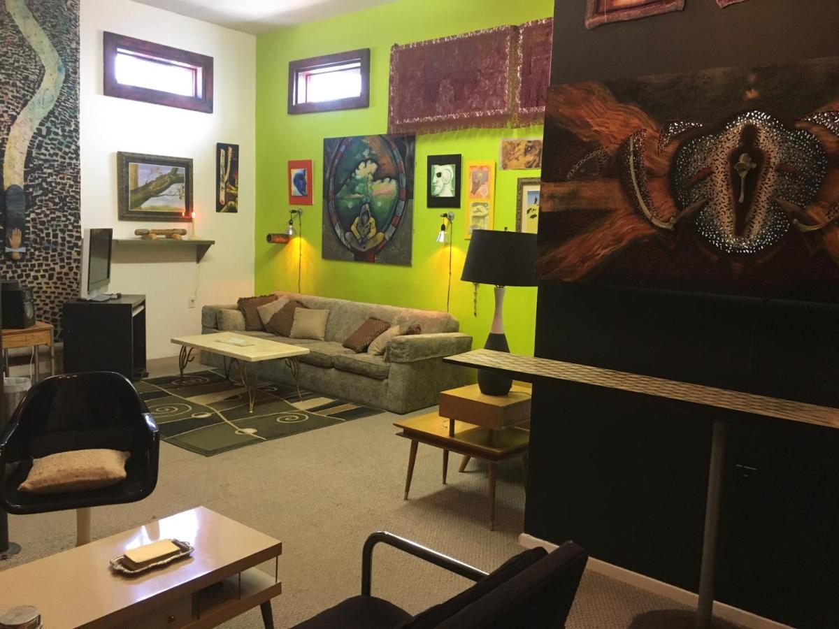 Space Castle: A 1950S Gas Station Transformed Into An Art Themed Wonderland Трут-ор-Консекуэнсес Экстерьер фото