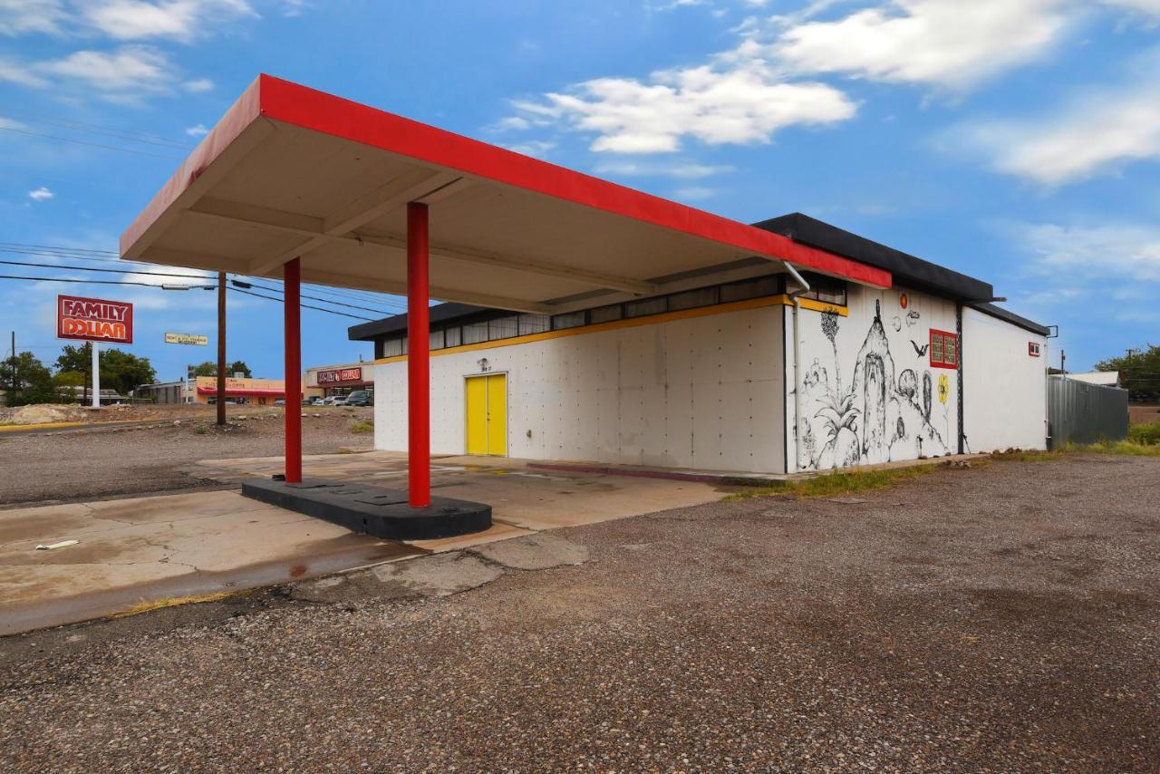 Space Castle: A 1950S Gas Station Transformed Into An Art Themed Wonderland Трут-ор-Консекуэнсес Экстерьер фото