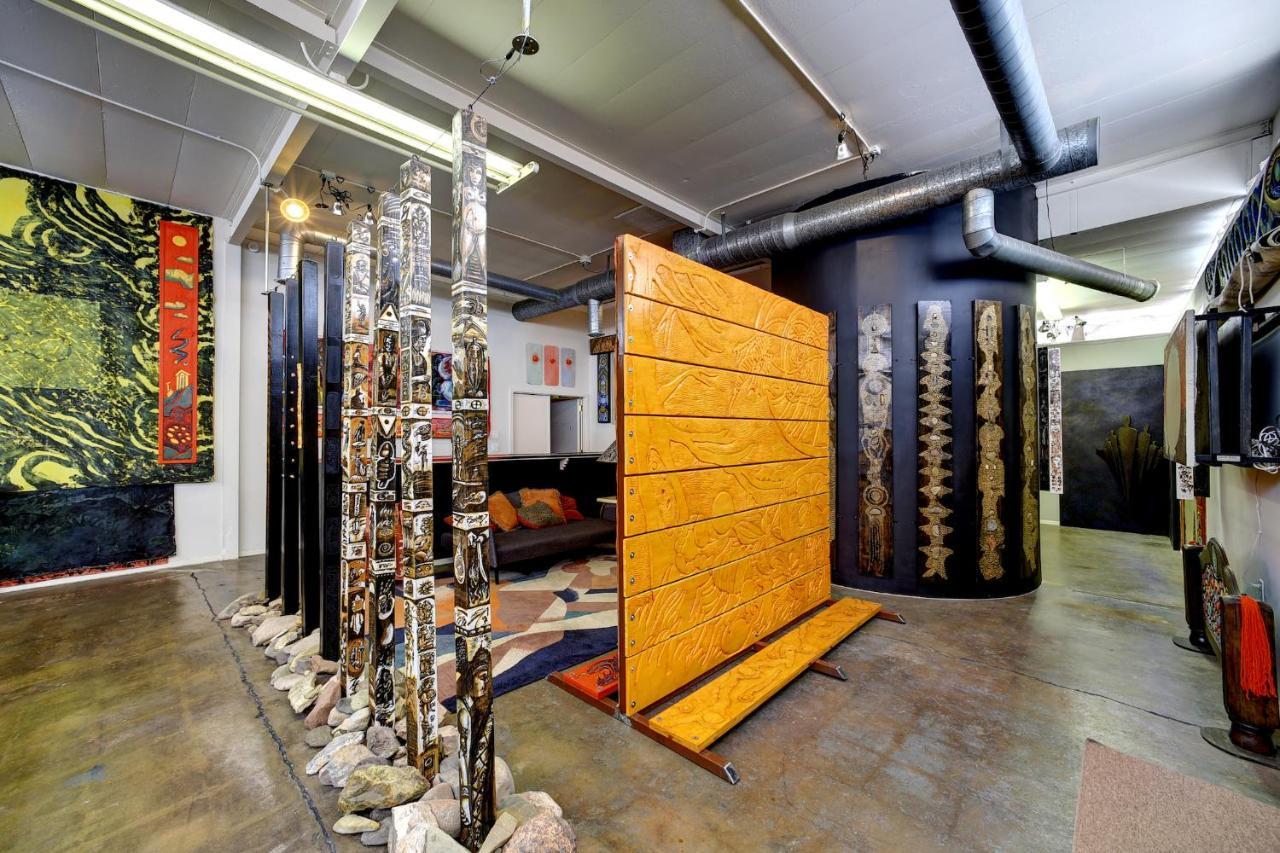Space Castle: A 1950S Gas Station Transformed Into An Art Themed Wonderland Трут-ор-Консекуэнсес Экстерьер фото