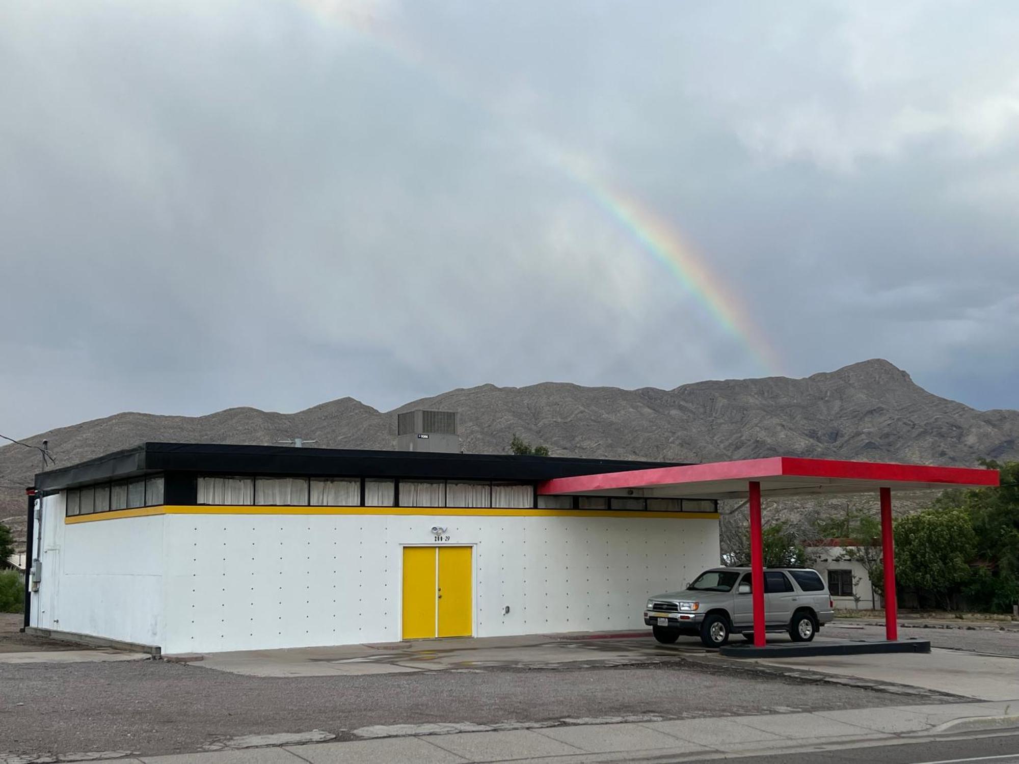 Space Castle: A 1950S Gas Station Transformed Into An Art Themed Wonderland Трут-ор-Консекуэнсес Экстерьер фото