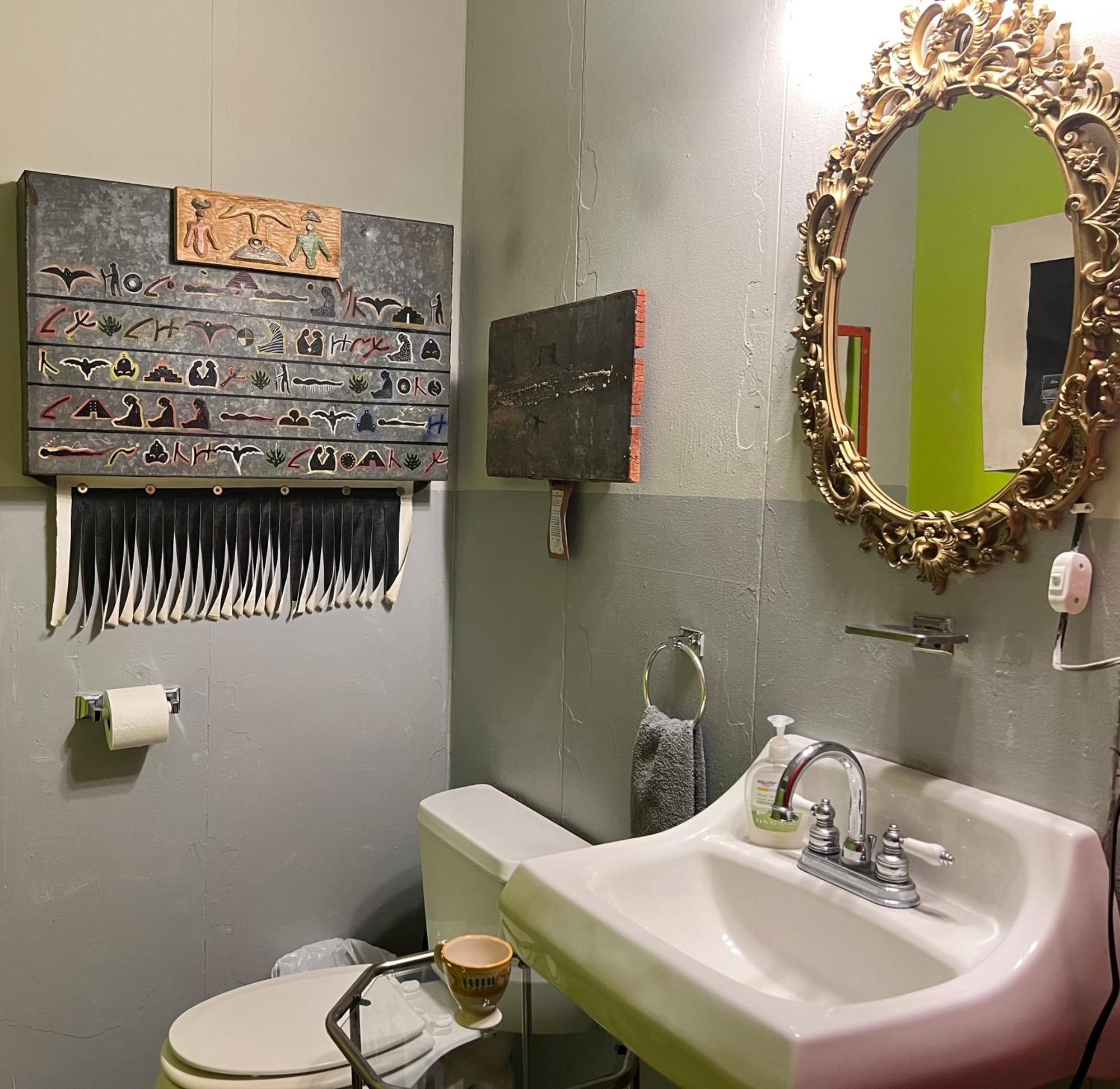 Space Castle: A 1950S Gas Station Transformed Into An Art Themed Wonderland Трут-ор-Консекуэнсес Экстерьер фото