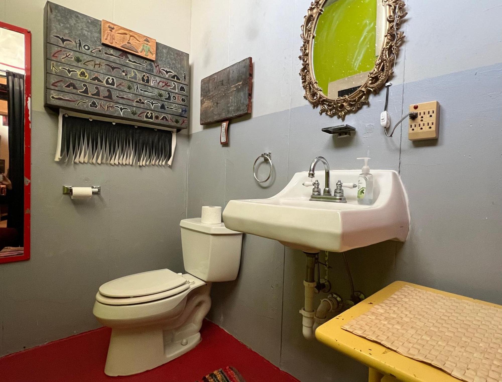 Space Castle: A 1950S Gas Station Transformed Into An Art Themed Wonderland Трут-ор-Консекуэнсес Экстерьер фото